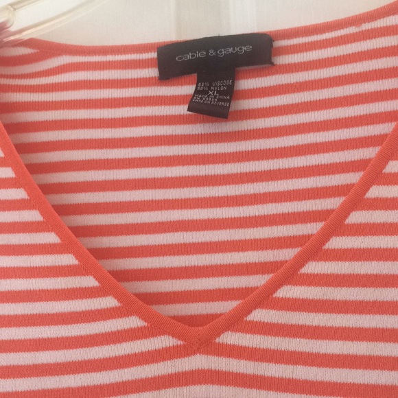 FINAL MARKDOWN Ladies’ cable & gauge V-neck Top (XL) - Picture 2 of 3